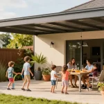 Terrassenüberdachungen bieten Schutz und eine einladende Atmosphäre für Familienaktivitäten im Freien.